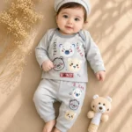 ست بلوز و شلوار نوزادی طوسی با طرح سه خرس بر تن نوزاد